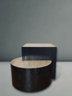 Table basse cylindrique en bois sombre, plateau clair rectangulaire