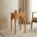 Table d’appoint St. André en bois clair, plateau carré, pieds ajourés en arcs.