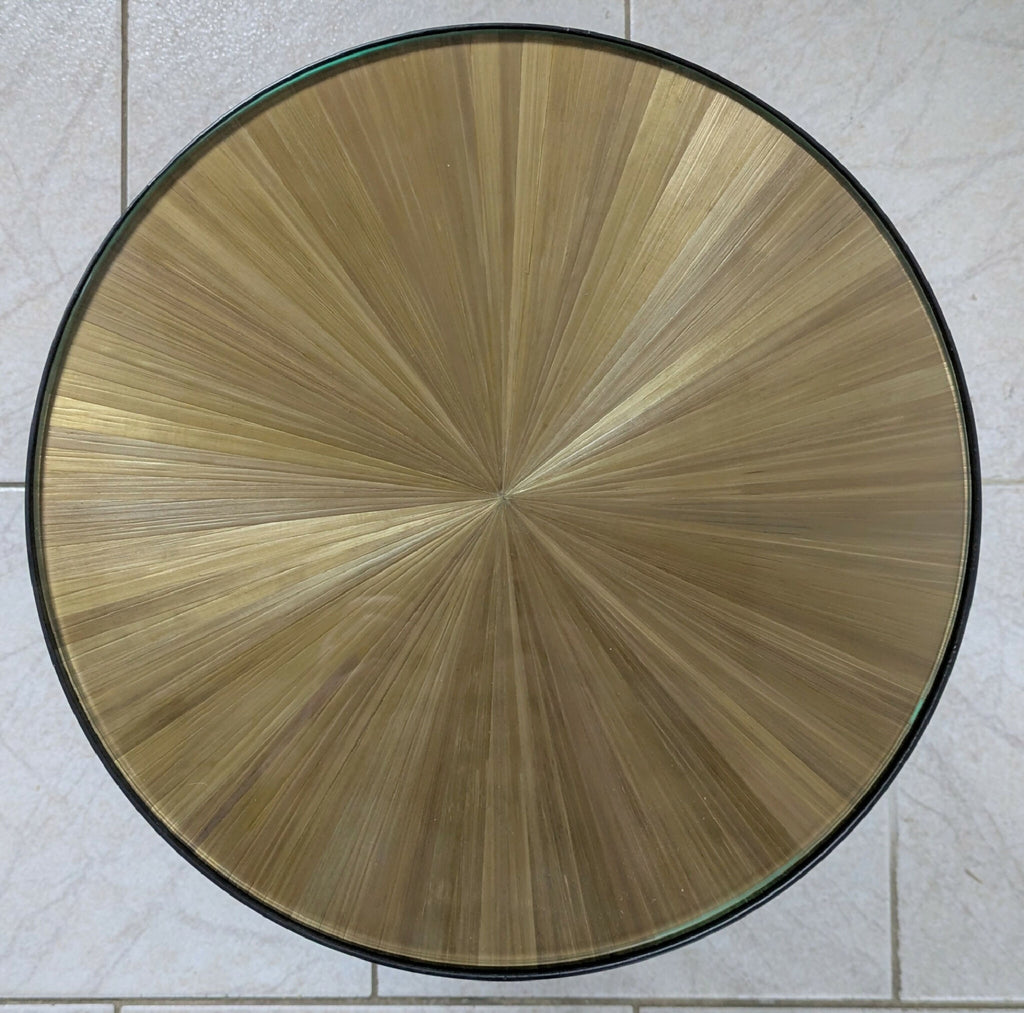 Table d’appoint ronde : plateau paille dorée à motifs en éventail, bord vert