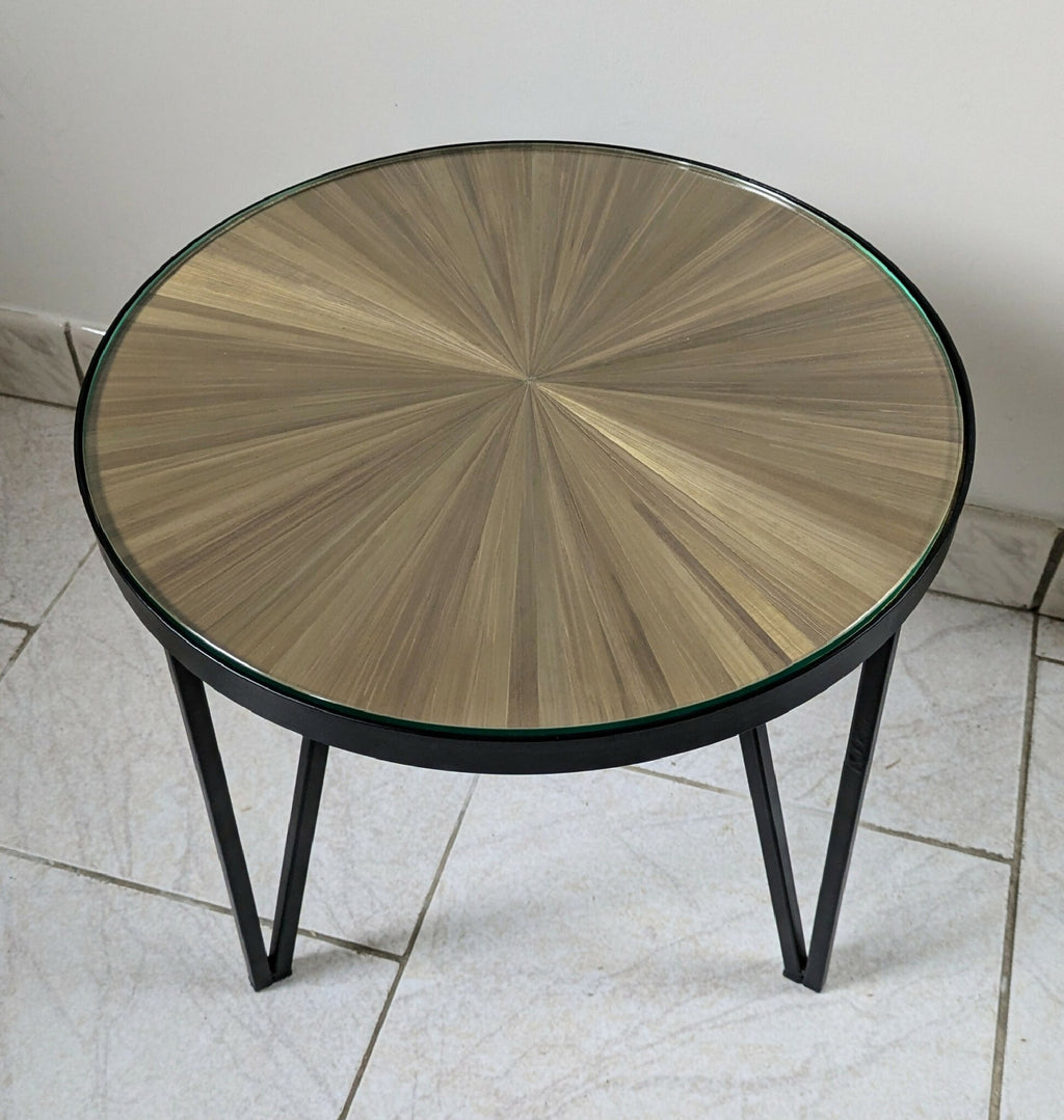 Table d’appoint ronde : plateau paille dorée, pieds métal noir, bord vert