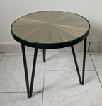 Table d’appoint ronde, plateau paille dorée à rayons, pieds métal noir, bord vert