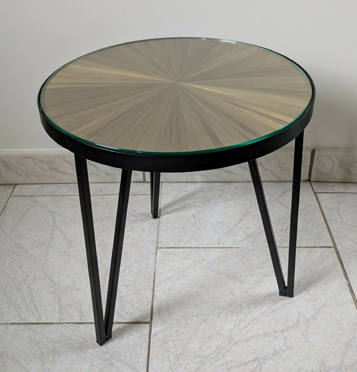 Table d’appoint ronde, plateau paille dorée à rayons, pieds métal noir, bord vert