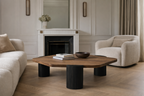 Table en noyer au plateau rectangulaire arrondi et quatre pieds cylindriques.