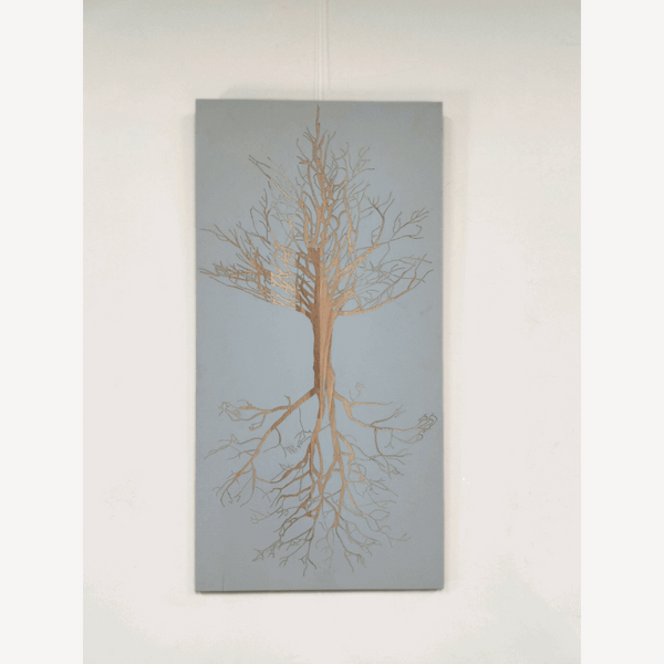 Tableau arbre de vie vertical, grande illustration d’arbre en ocre sur fond bleu-gris, cadre.