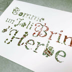 Tableau A3 posé au sol, lettres en collage de plantes séchées vertes et brunes