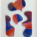 Tableau en relief Kokoro, gros plan : formes découpées orange, bleu et violet, textures striées.