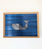 Tableau tangram bleu roi, marqueterie paille grise, cadre bois clair