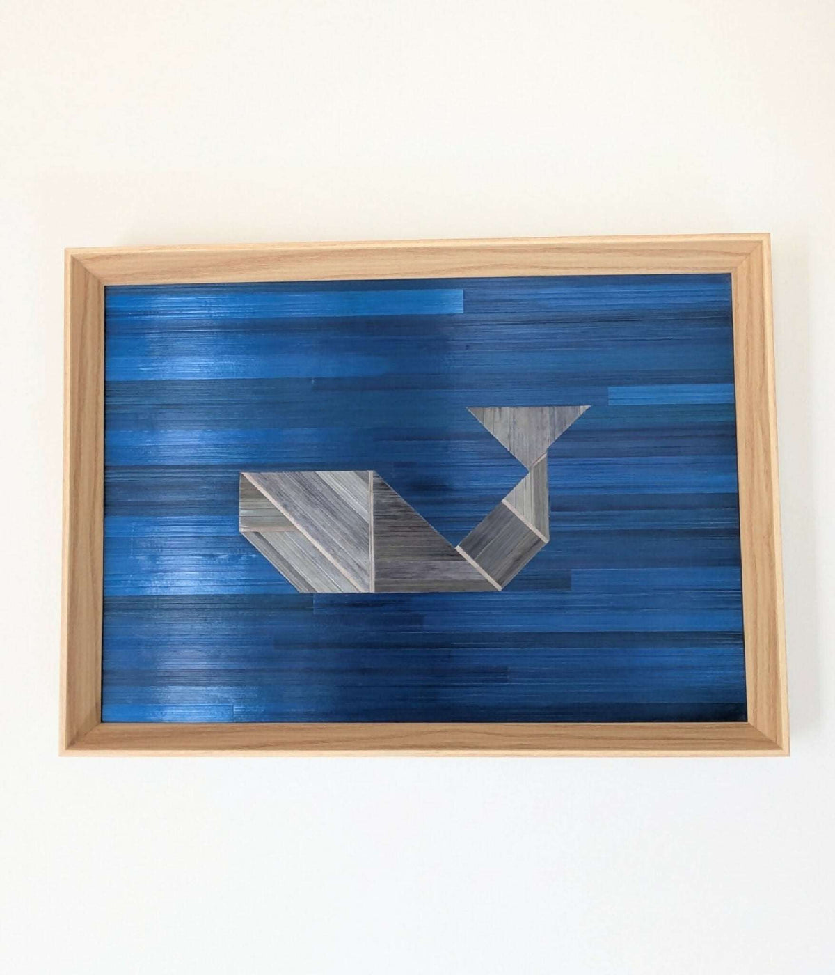 Tableau tangram bleu roi, marqueterie paille grise, cadre bois clair