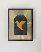 Tableau carré avec cadre foncé et marqueterie paille jaune et beige, motif oiseau