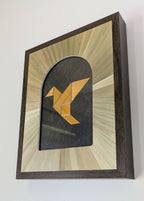 Tableau en biais avec cadre foncé et marqueterie paille jaune-beige, silhouette oiseau