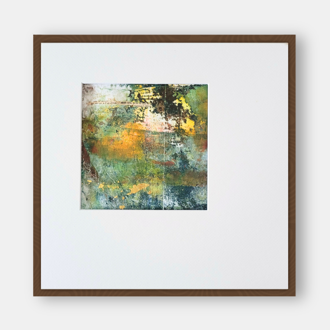 Tableau abstrait en cadre brun, motif texturé vert, jaune et bleu.