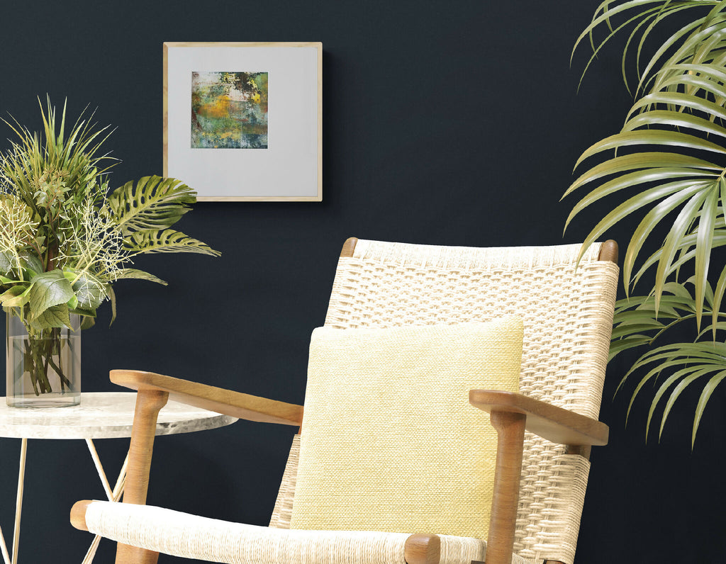 Tableau abstrait en cadre blanc, touches vert, jaune et bleu.