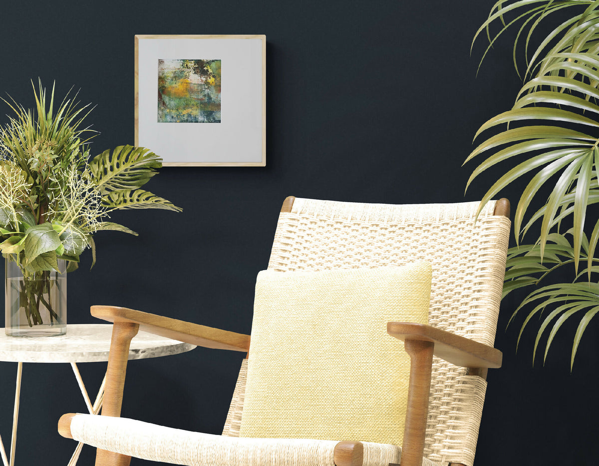 Tableau abstrait en cadre blanc, touches vert, jaune et bleu.