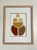 Tableau abstrait encadré en bois, silhouette aux formes circulaires en tons ocre et brun