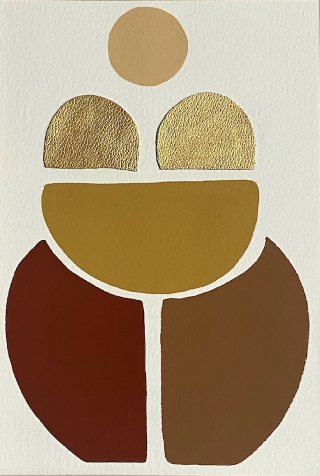 Tableau abstrait en gros plan, visage stylisé en ocre, brun et beige avec cercle au-dessus