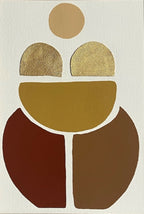 Tableau abstrait en gros plan, visage stylisé en ocre, brun et beige avec cercle au-dessus