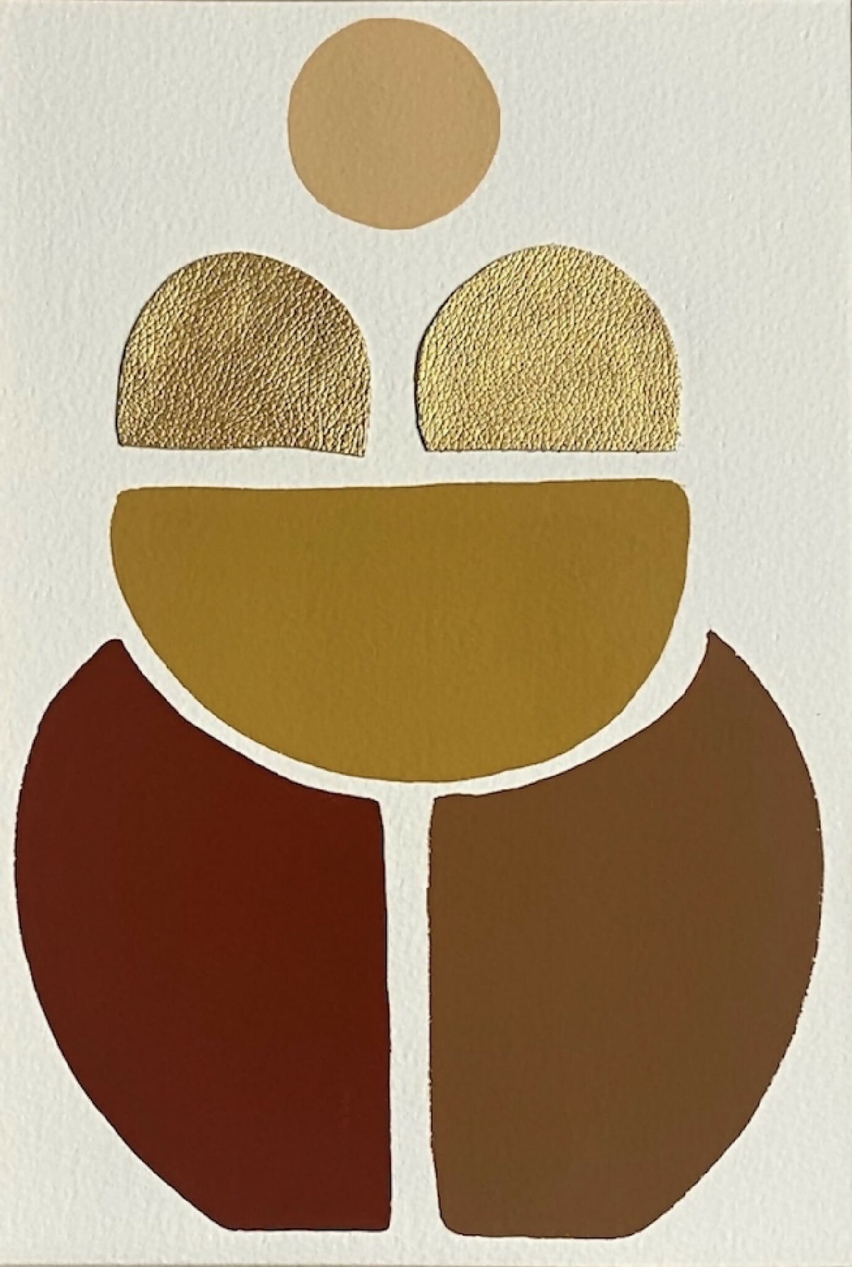 Tableau abstrait en gros plan, visage stylisé en ocre, brun et beige avec cercle au-dessus