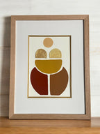 Tableau abstrait encadré en bois, composition de formes arrondies en ocre et brun