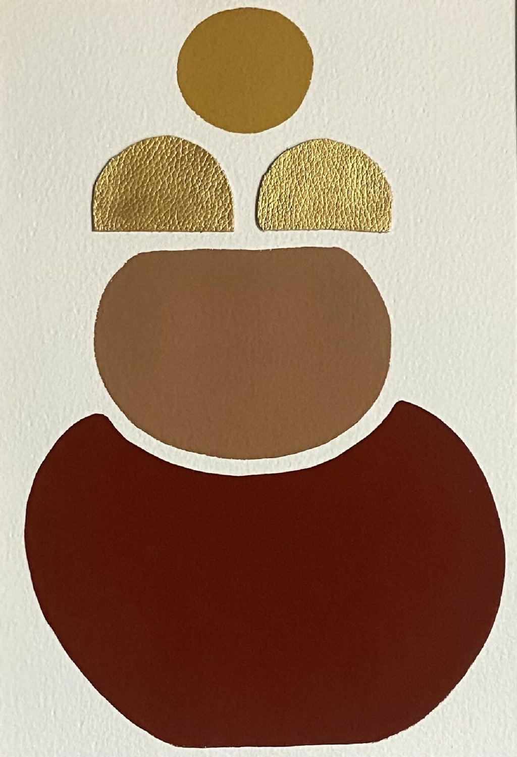Détail de tableau: silhouette abstraite dorée et rouge, formes géométriques