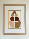 Tableau abstrait encadré en bois, formes géométriques aux tons rouges, beiges et or.