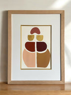 Tableau encadré en bois, composition symétrique de formes superposées en rouge et ocre.