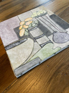 Tableau nature morte à bouquet jaune, vue en biais : vases, coussin vert et objet gris