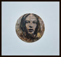 Tableau original encadré : portrait de femme en cercle, encre sombre sur fond beige