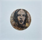 Tableau original : portrait de femme en cercle, encre noire sur fond beige
