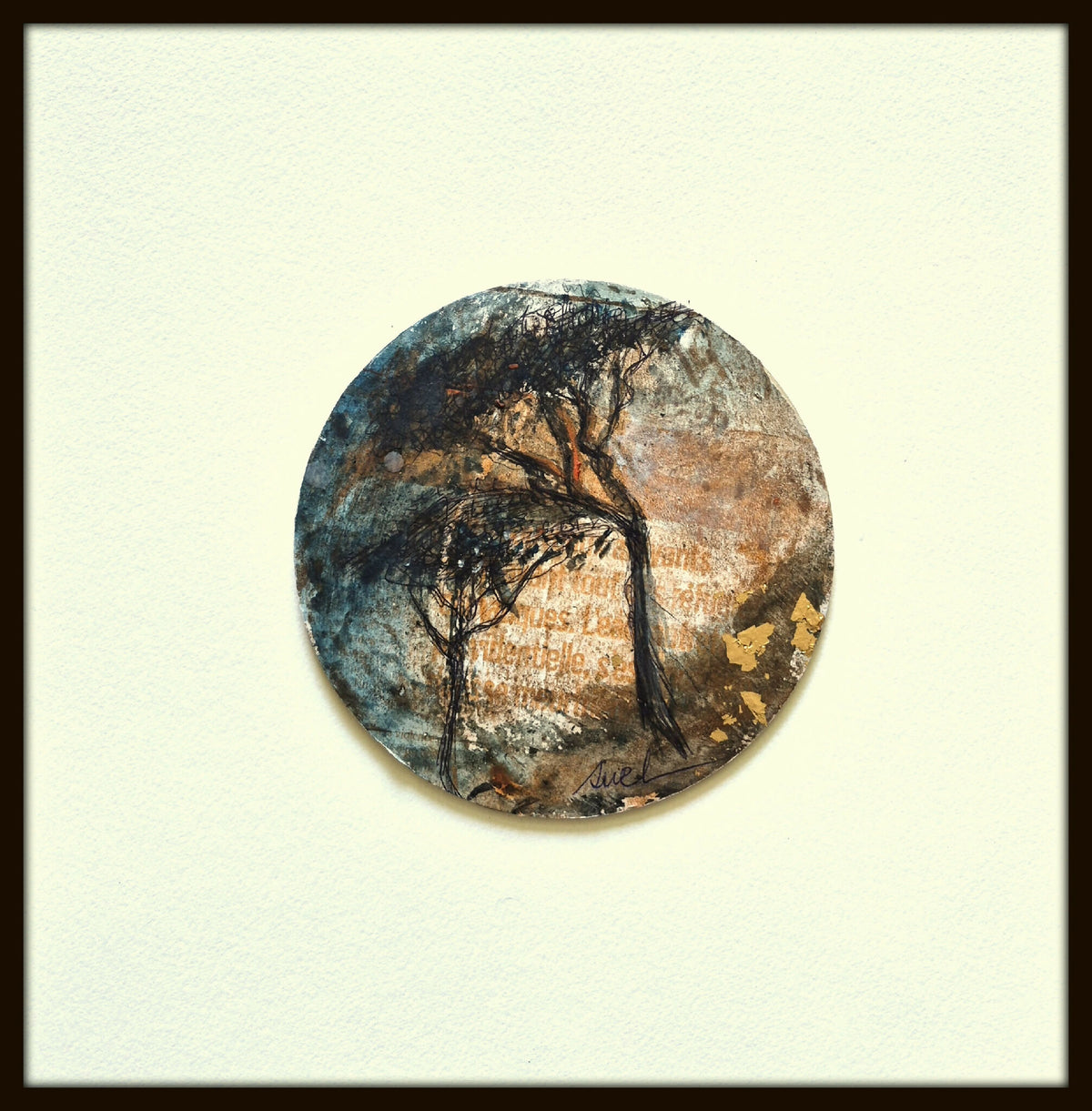 Tableau rond abstrait Gardiole, cadre carré, tons bleu, brun et branches noires