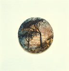 Tableau rond abstrait Gardiole, paysage bleu et brun, texture et branches noires