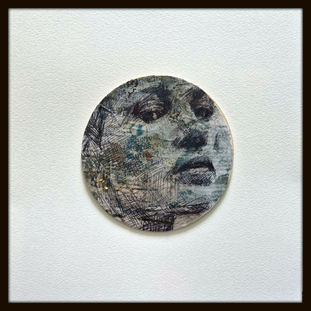 Tableau encadré avec cercle abstrait aux tons gris et noirs sur fond clair.