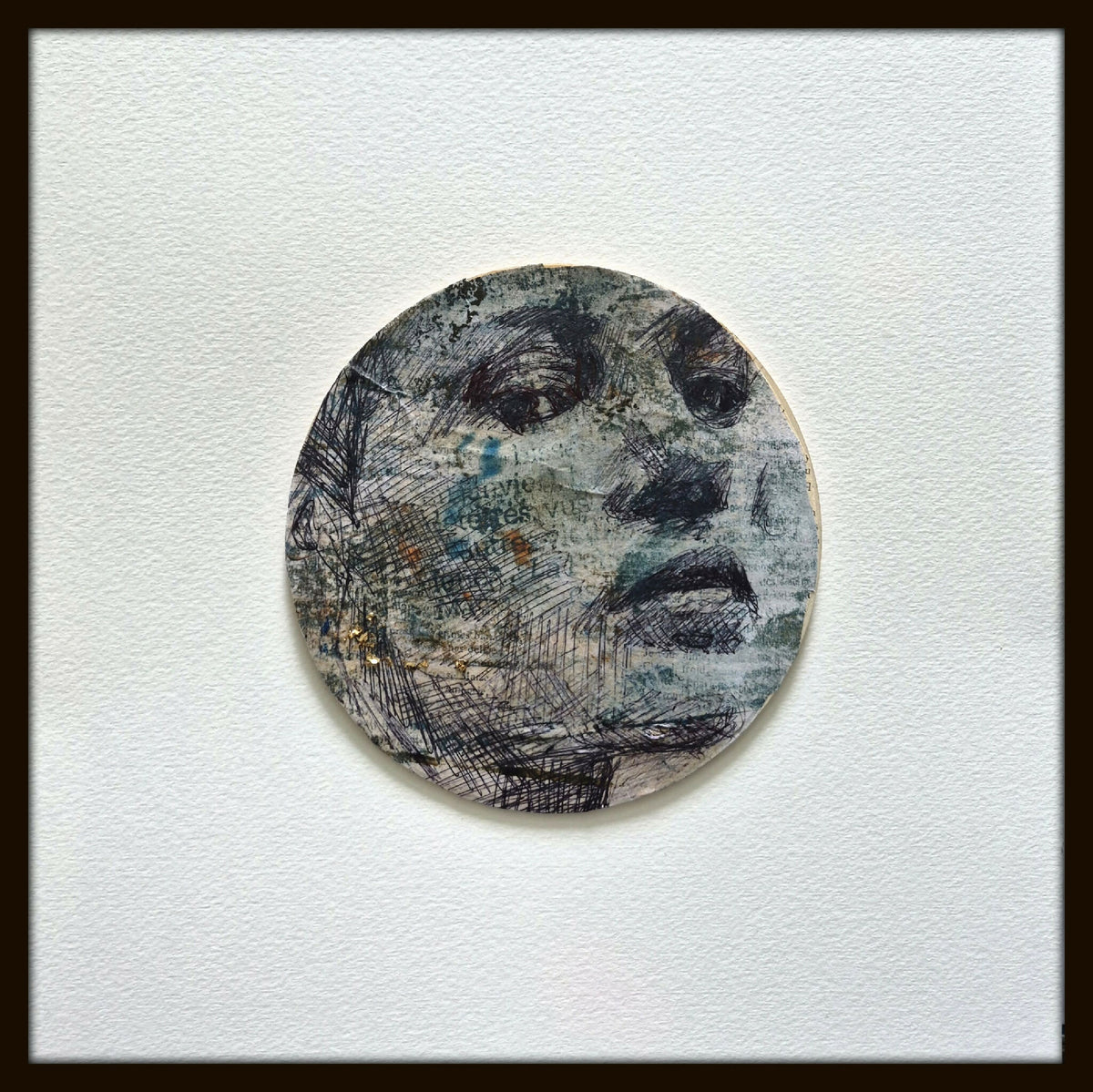 Tableau encadré avec cercle abstrait aux tons gris et noirs sur fond clair.