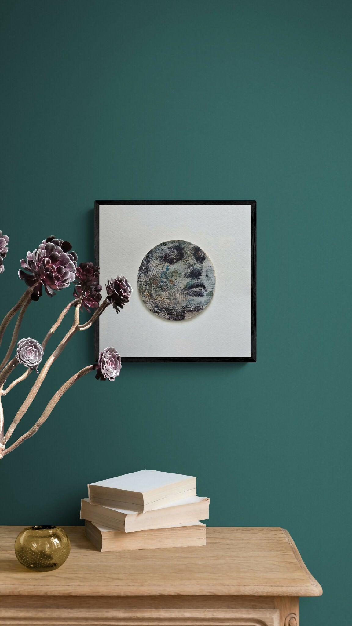 Tableau encadré vu de face avec cercle abstrait gris et noir.