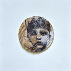 Tableau original : portrait circulaire noir et beige, touches orange, style collage.
