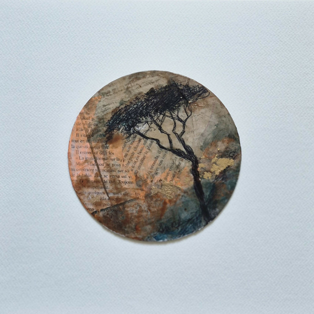 Tableau rond avec arbre noir, fond texturé beige, rouille et bleu, effet collage