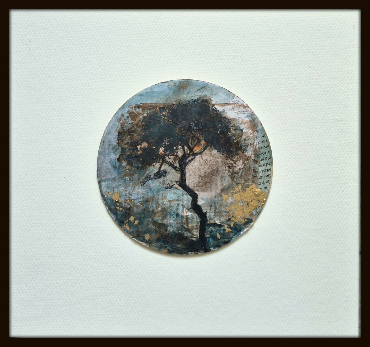 Tableau rond de l’arbre, dans un cadre foncé, tons bleus et bruns.