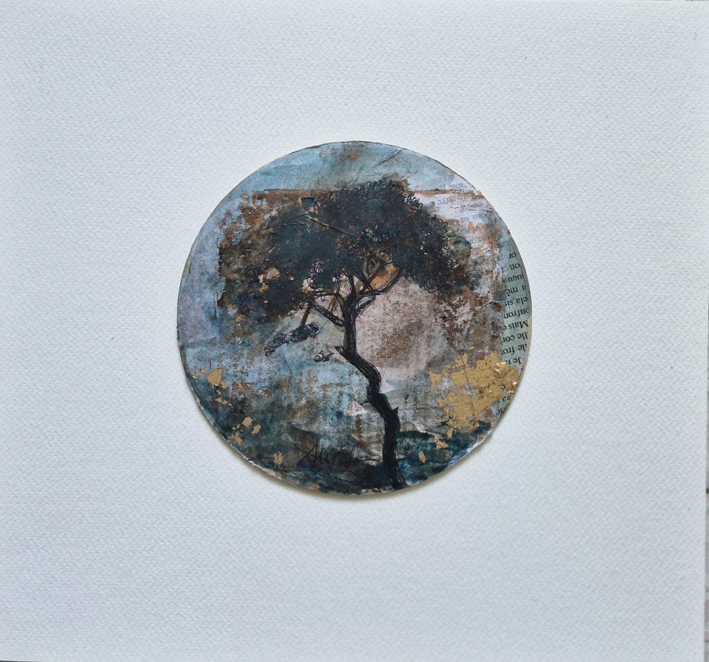 Tableau rond abstrait avec arbre, tons bleus et bruns sur fond clair.