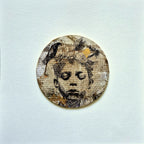Tableau mural rond portrait en noir, beige et touches jaunes, style collage