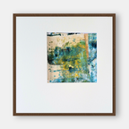 Tableau abstrait bleu-vert, jaune et bleu, cadre en bois brun, fond clair.