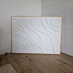 Tableau texturé blanc rectangulaire, relief en creux ondulés, cadre bois
