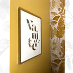 Tableau A3 encadré, motif de lettres en collage de plantes séchées, fond clair