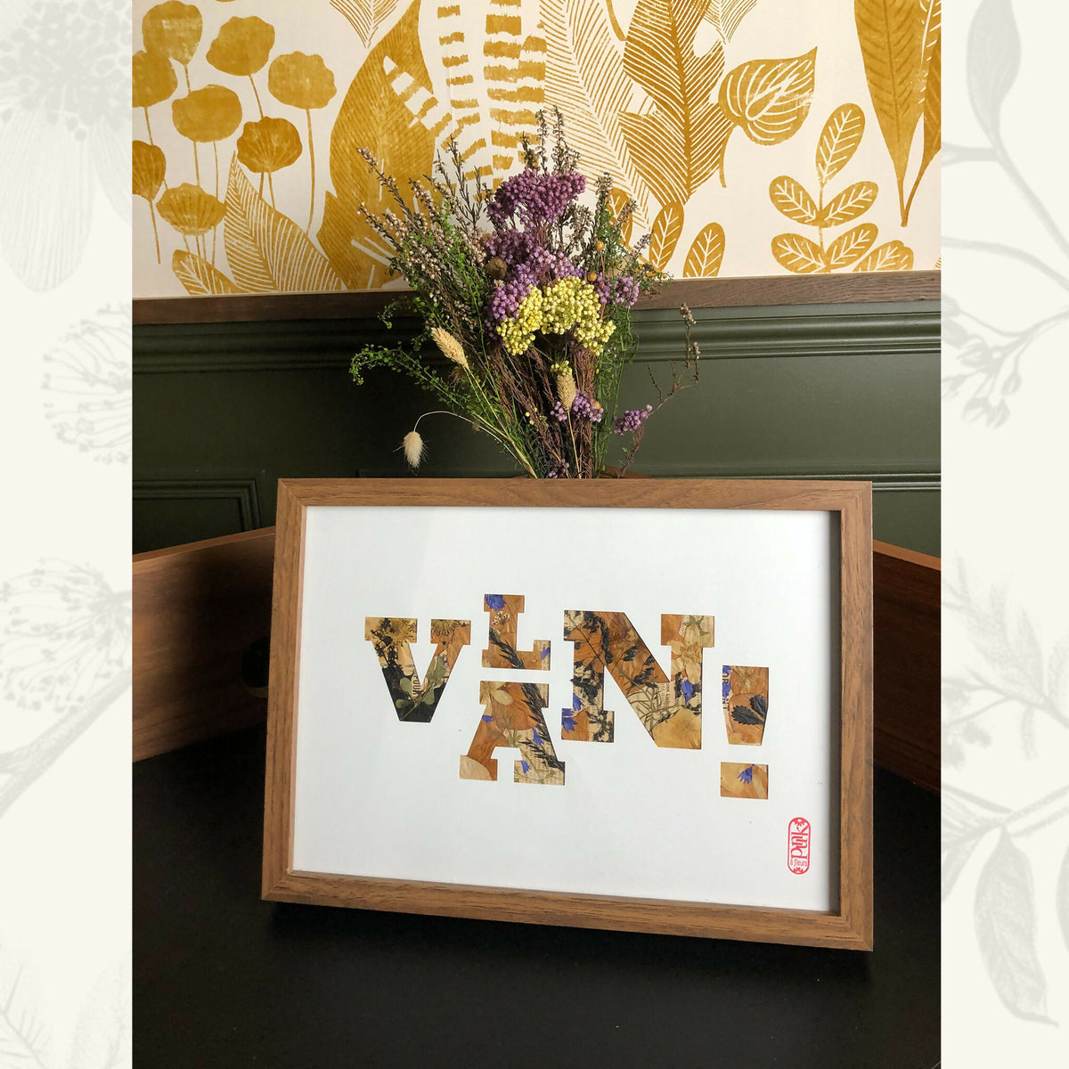 Tableau A4 encadré: lettres en collage de plantes séchées, bleu et brun