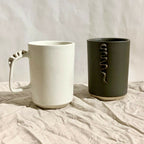 Tasses à thé en céramique blanche et kaki foncé, anse sculptée.