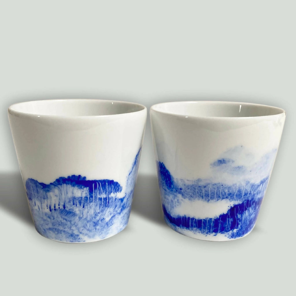 Paire de tasses en porcelaine blanches avec motifs paysage bleu