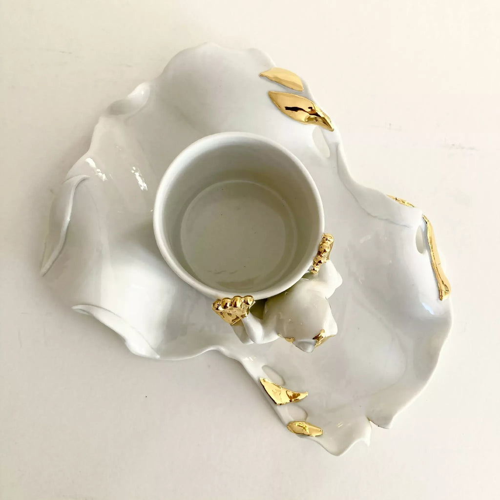 Tasse en porcelaine blanche avec décor grenouille dorée, vue dessus