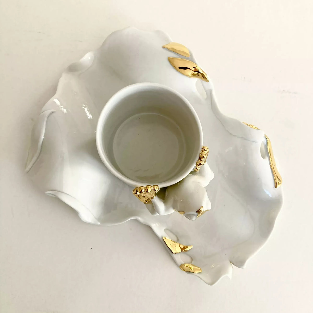 Tasse en porcelaine blanche avec décor grenouille dorée, vue dessus