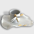 Tasse en porcelaine blanche avec motif libellule doré et soucoupe