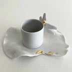 Tasse blanche et soucoupe en porcelaine avec libellule dorée et ailettes