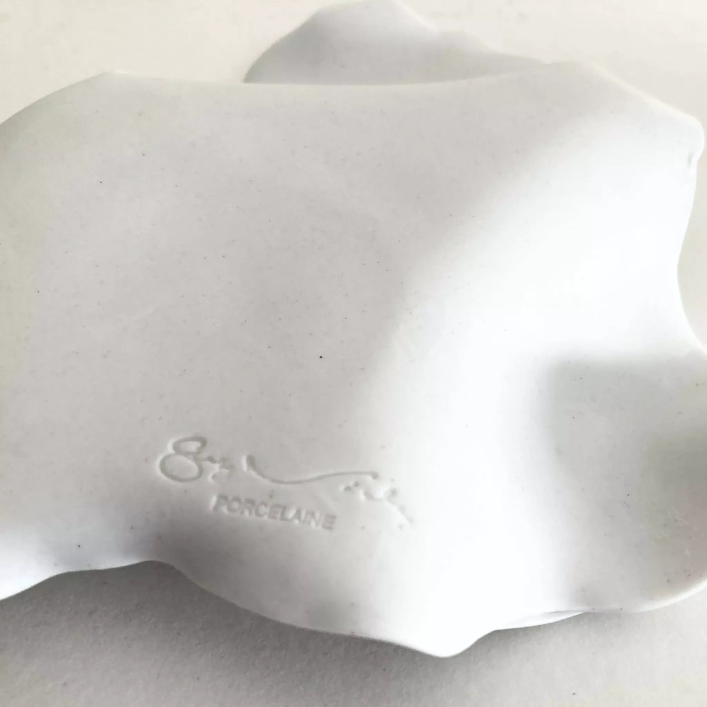 Soucoupe en porcelaine blanche, marquage Porcelain au creux