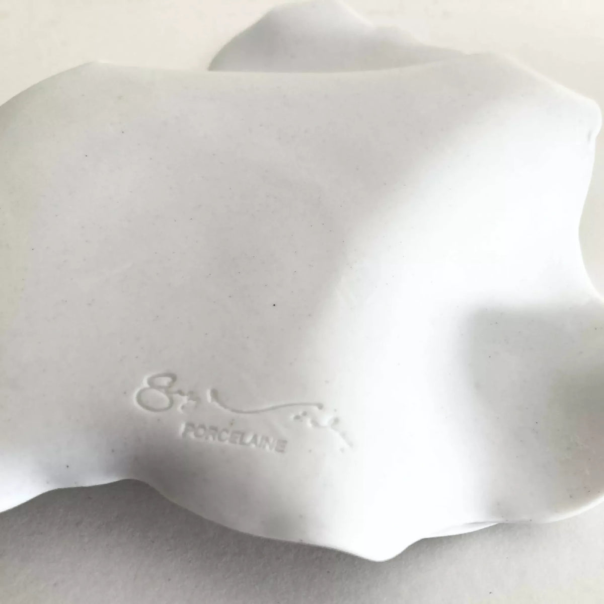 Soucoupe en porcelaine blanche, marquage Porcelain au creux